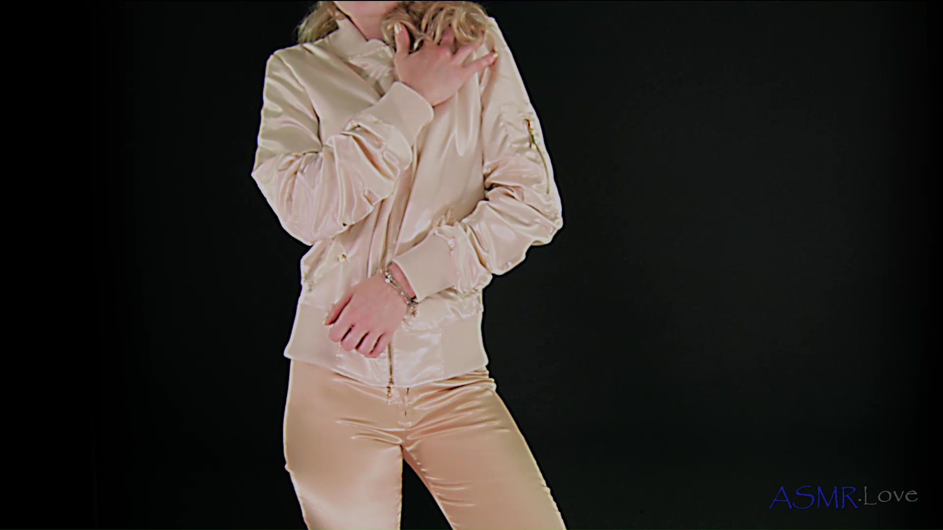 content/Jennifer/Jennifer Crinkly Gold Satin and Zips ASMR/4.jpg